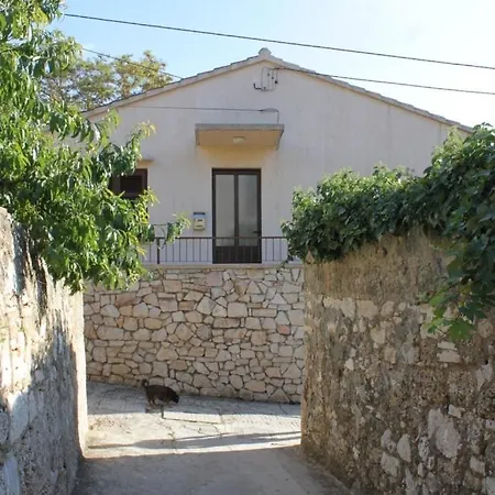 And By The Sea Komiza, Vis - 8841 בית הארחה